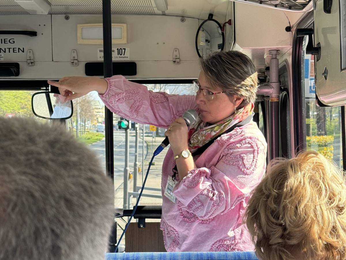 Im Oldtimerbus zu Wuppertals buntem Blumenstrauß