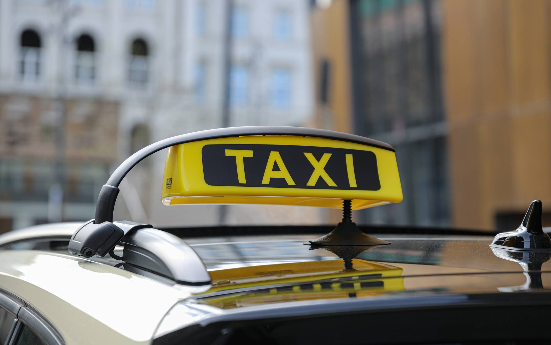 Taxi-Zentrale protestiert mit Autokorso und Demo