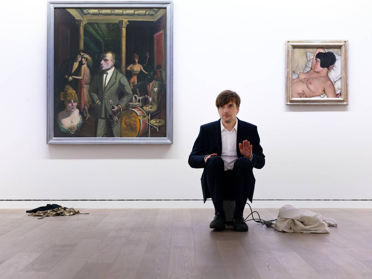 Performance in der Ausstellung „Zeiten und Räume“