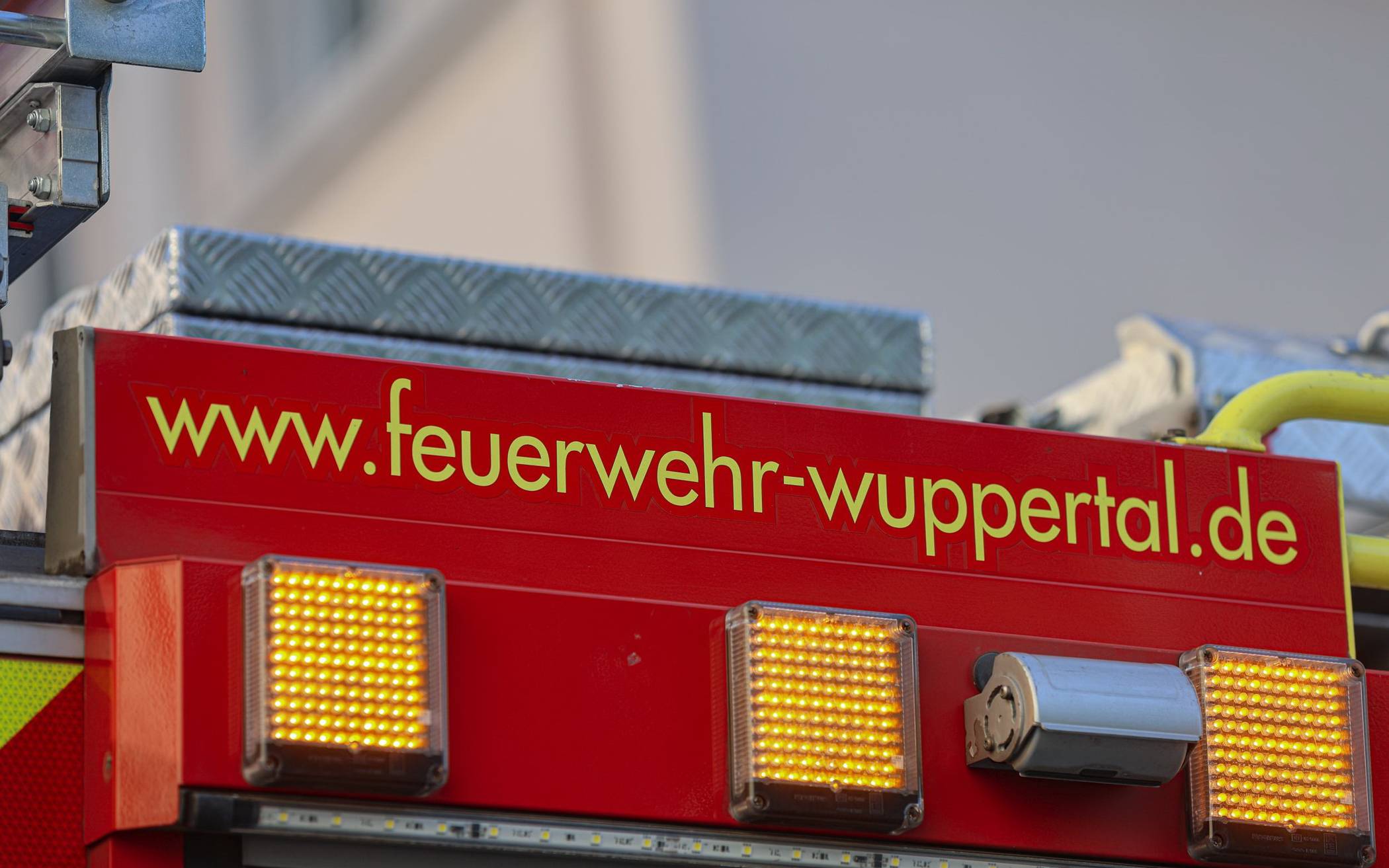 Feuerwehr rettet Menschen aus Mehrfamilienhaus