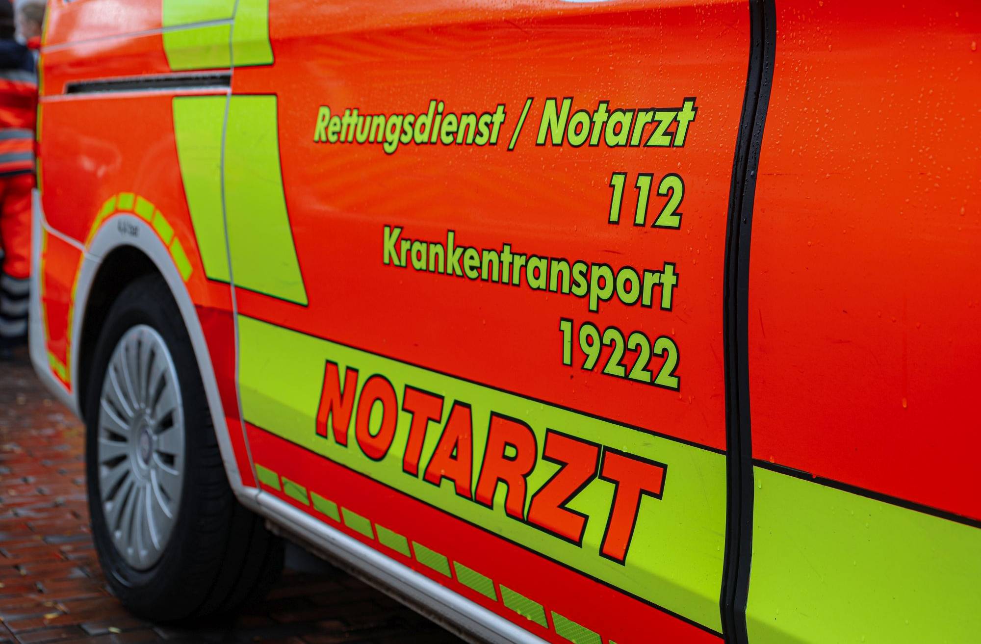 Wagen überschlägt sich beim Abbiegen
