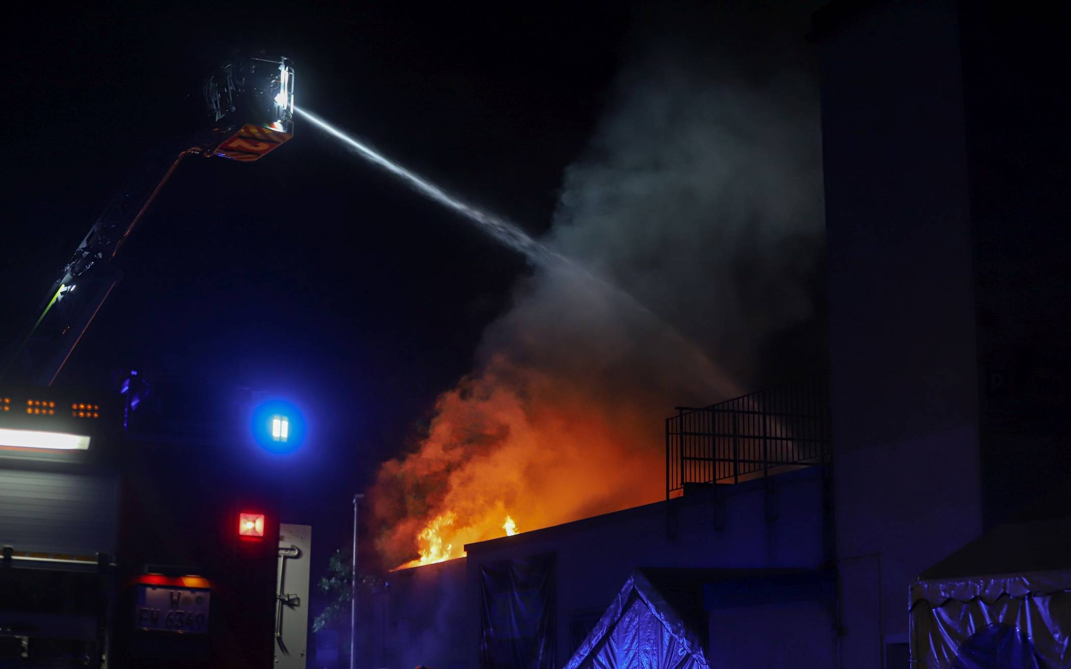 Bilder: Feuer in Lebensmittelmarkt am Wuppertaler Klingelholl