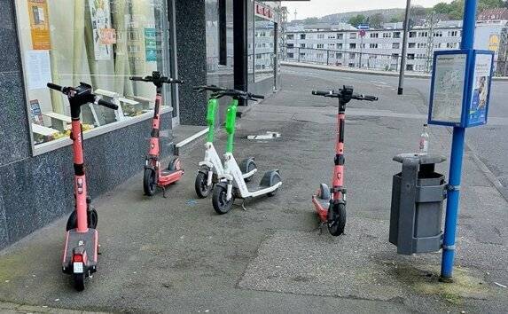 E-Scooter an einer Bushaltestelle.