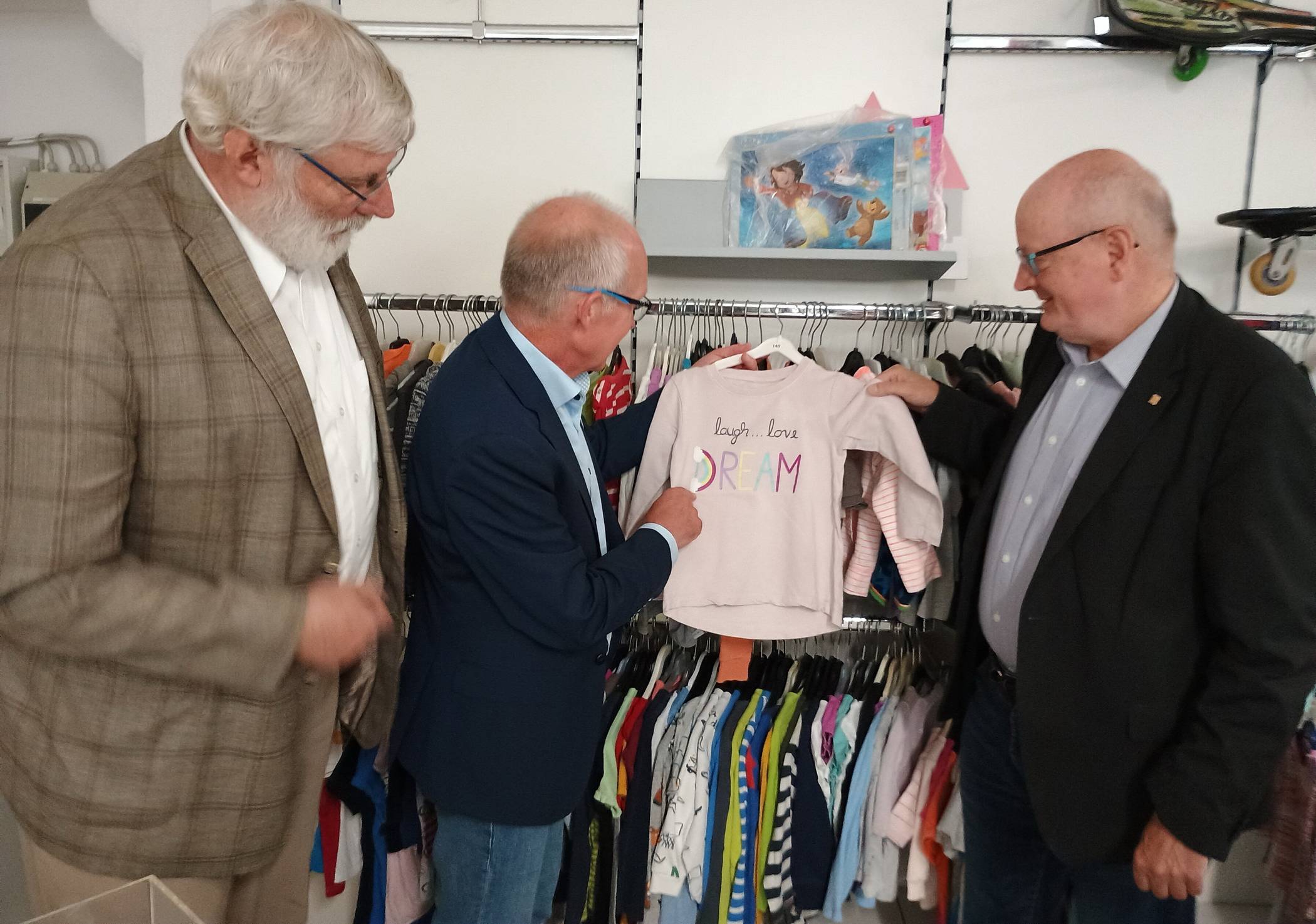  Von li.: Martin Hamburger, Stefan Kühn und Peter Vorsteher in der Kinderboutique des Sozialkaufhauses der Tafel Wuppertal. 