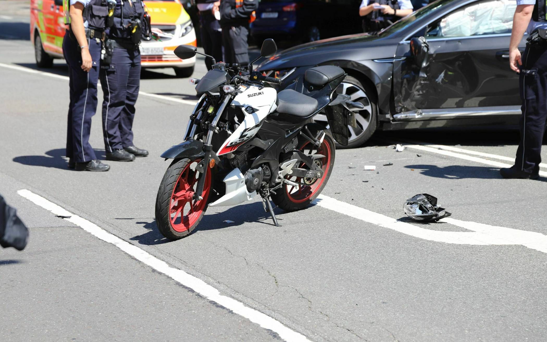 Bilder: Auto erfasst Motorrad​ in Wuppertal-Heckinghausen