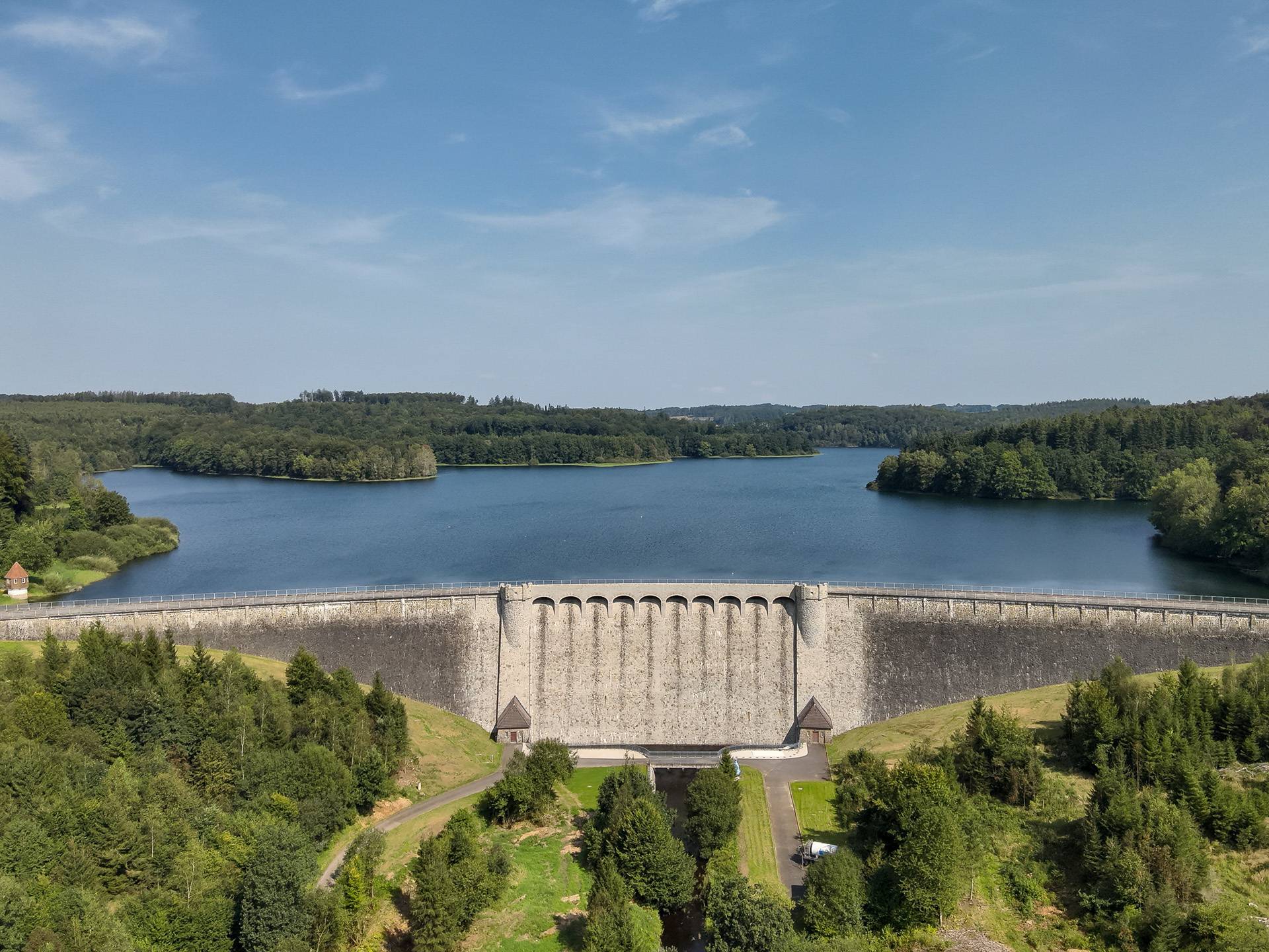  Die sanierte Staumauer der Kerspe-Talsperre. 