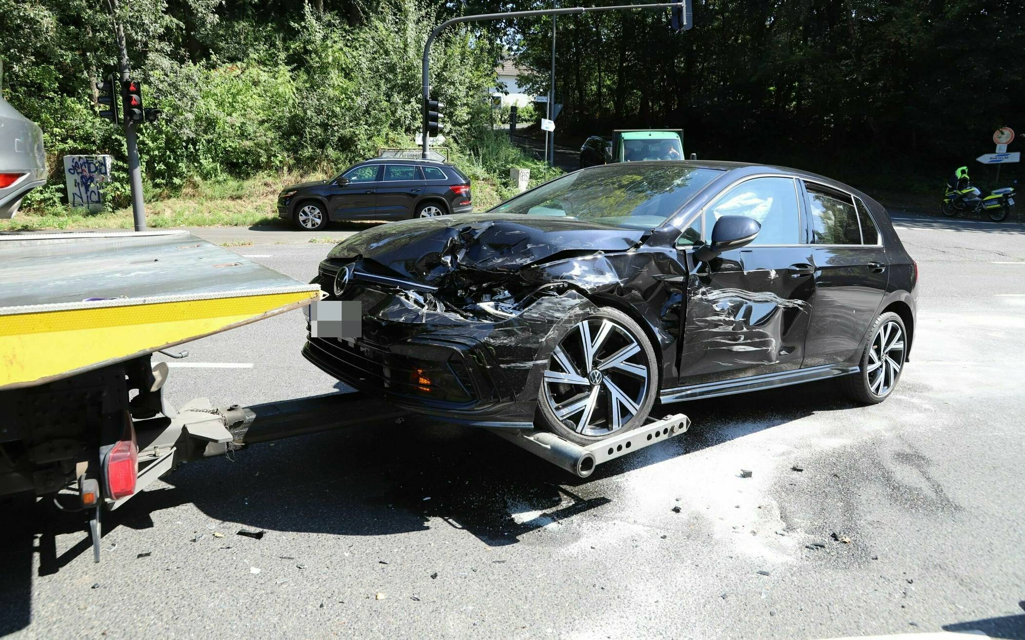 Bilder: Unfall nach Rotlicht-Verstoß auf Kreuzung in Wuppertal