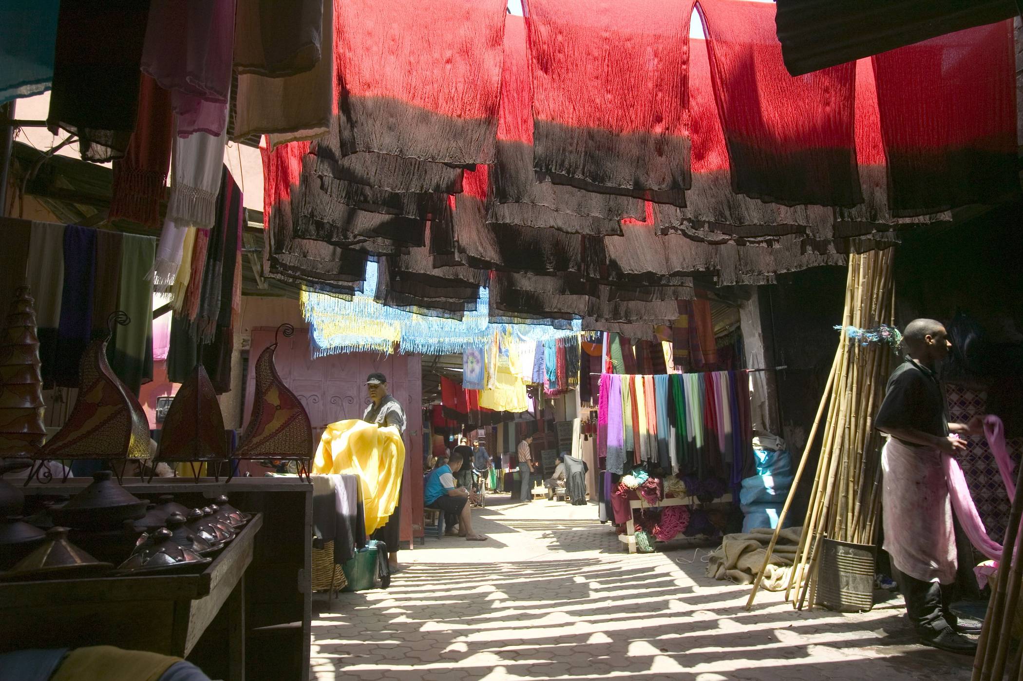  In Marrakesch orientalische Basar-Atmosphäre aufsaugen - nur einer von vielen Höhepunkten der Tour nach Marokko. 