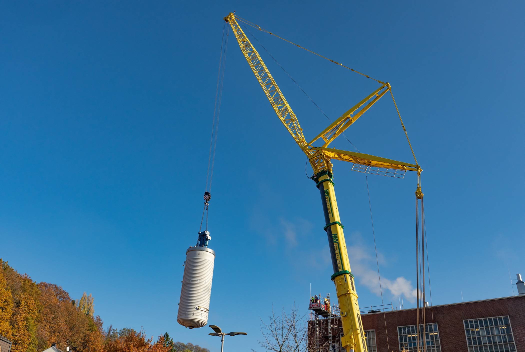 Aktion bei Bayer Wuppertal: 15 Meter hoher Behälter eingesetzt