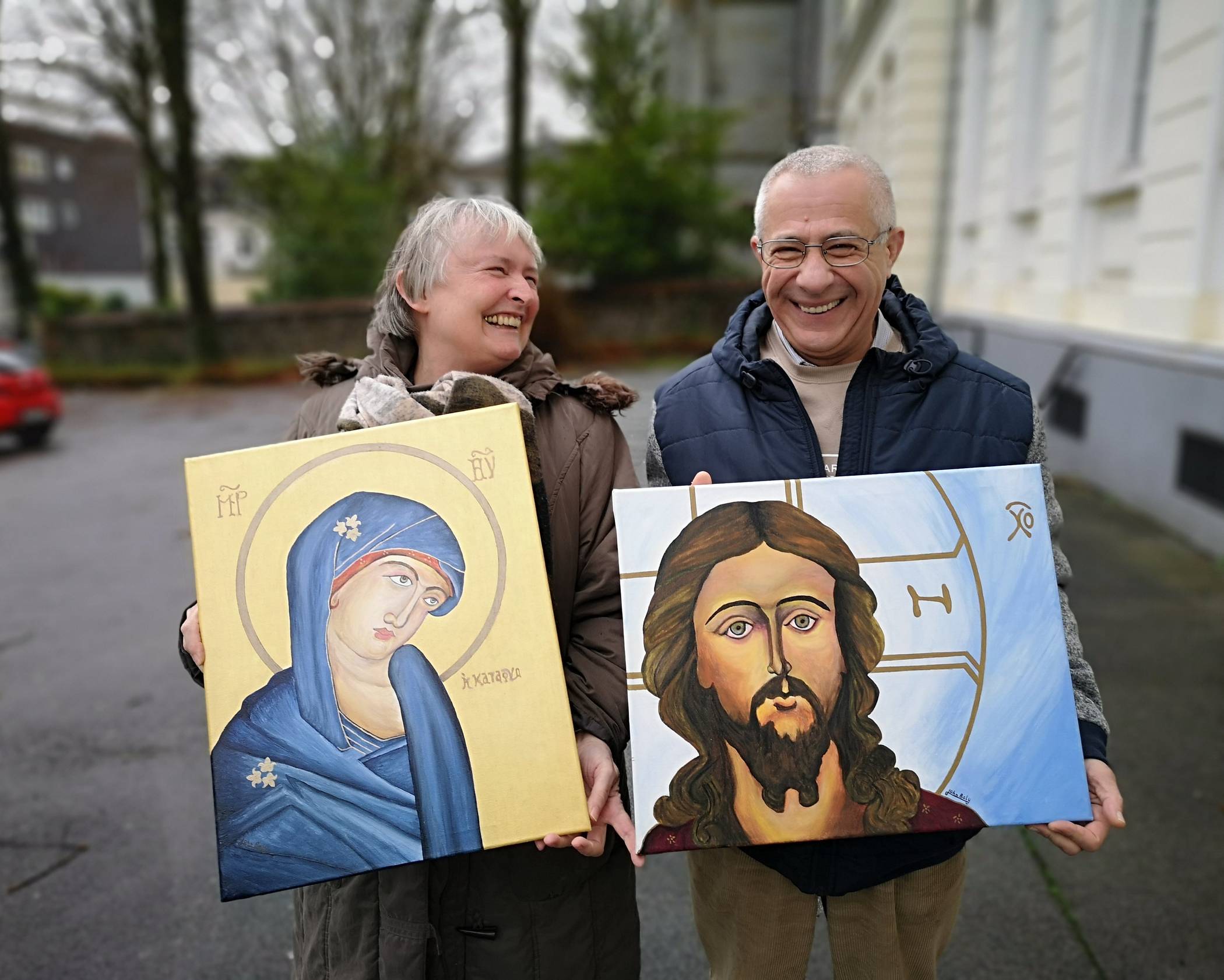  Religionslehrerin Anne Wiechmann und „assistent teacher“ John Baly aus Syrien mit seinen Kunstwerken. 