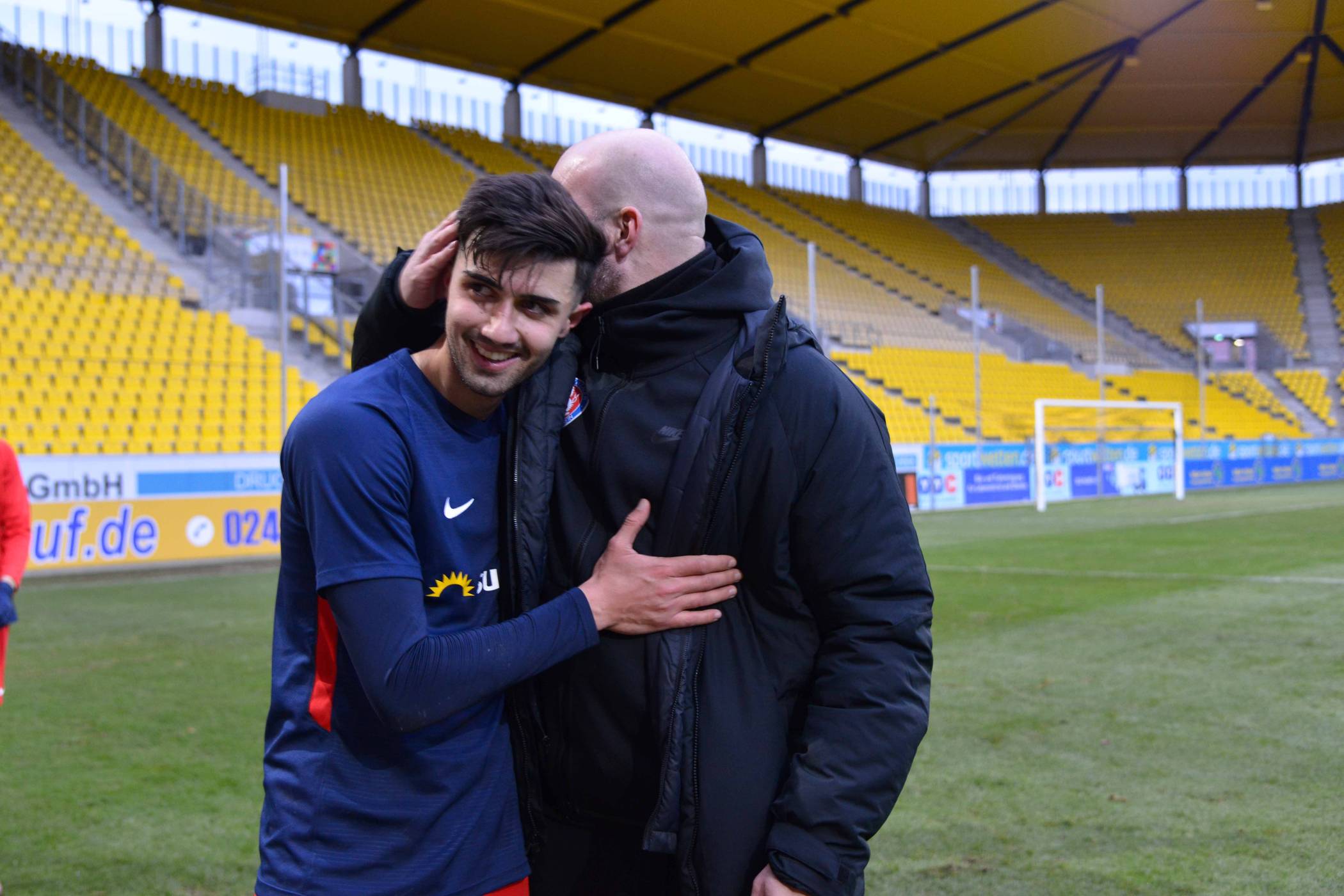  Beyhan Ametov nach dem Sieg auf dem Aachener Tivoli - mit dem damaligen und wieder aktuellen Trainer Alexander Voigt. 